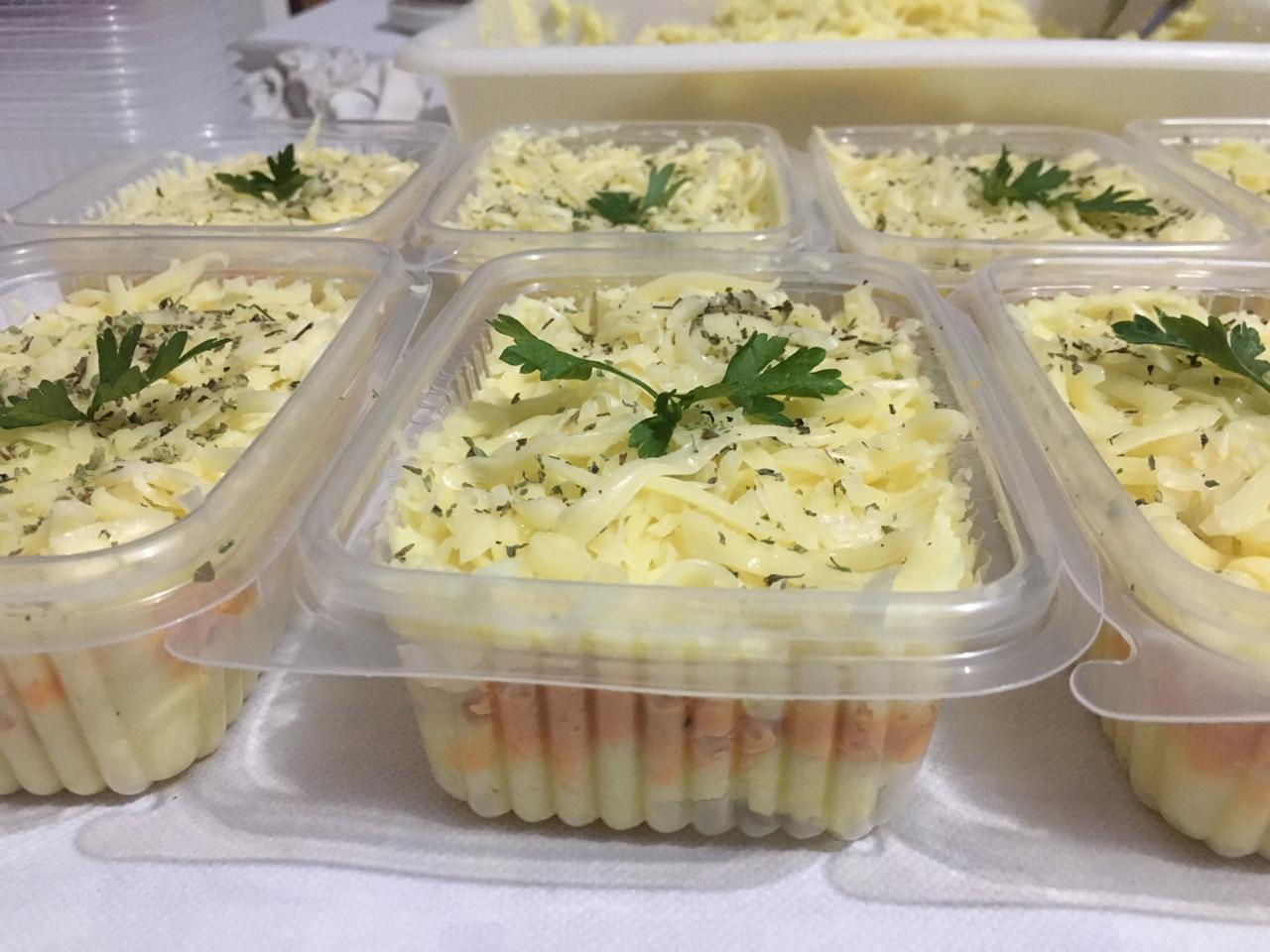 Escondidinho de batata doce Fit com molho de frango cremoso e mussarela light.