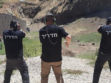 מדריכים באיילת השחר_edited.jpg
