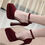Miniature : Talons hauts élégantes rouge.