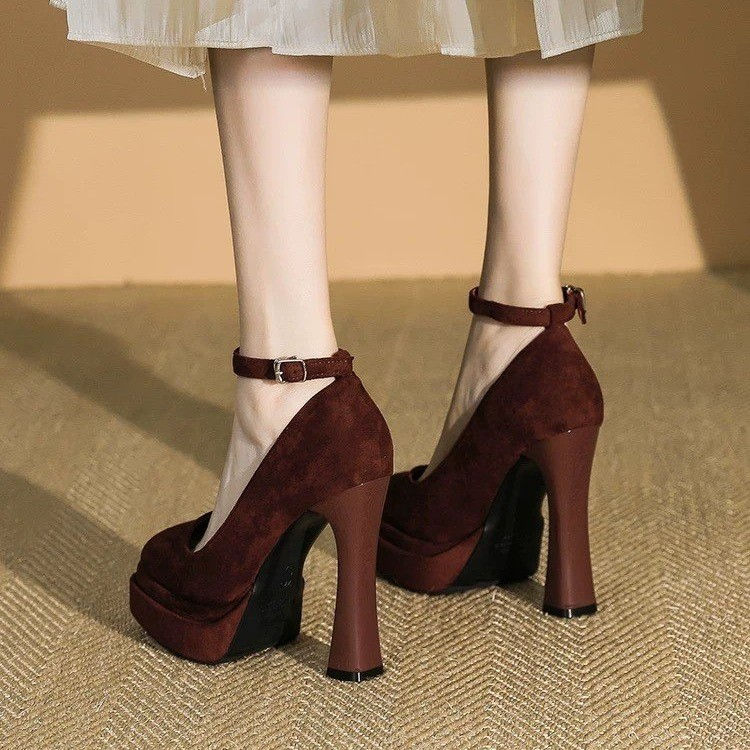 Talons hauts élégantes en daim.