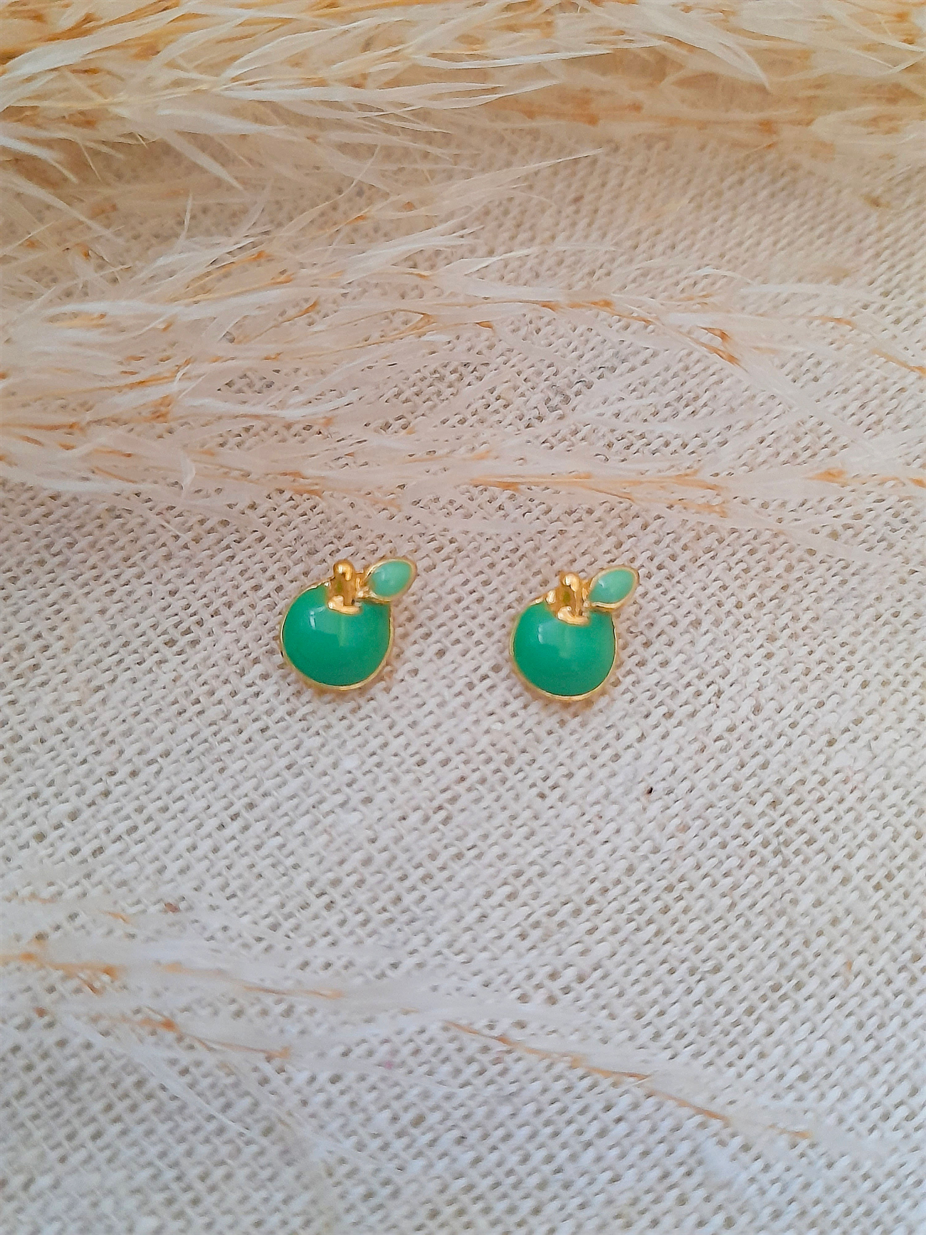 Aritos pegados de oro laminado de manzana