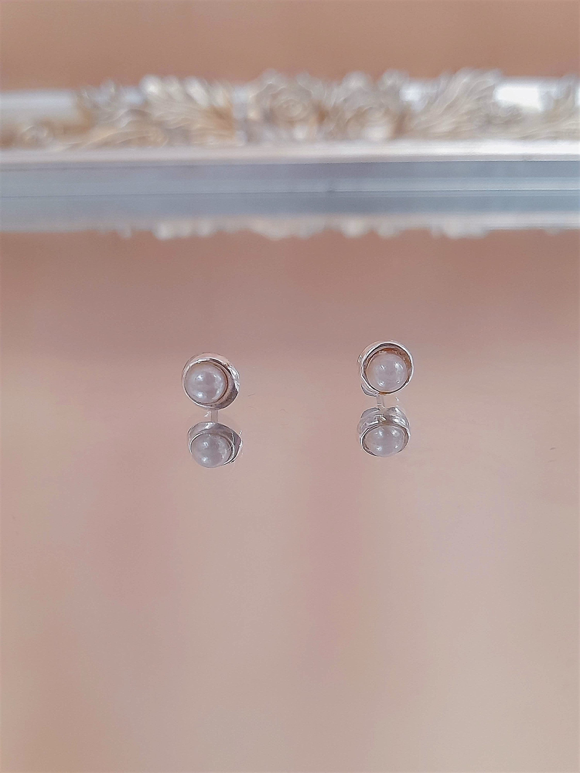 Aretes pegados de plata con perla sintética 