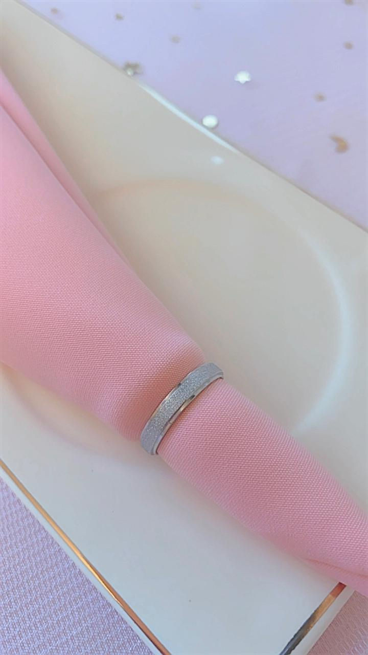 Anillo de acero escarchado