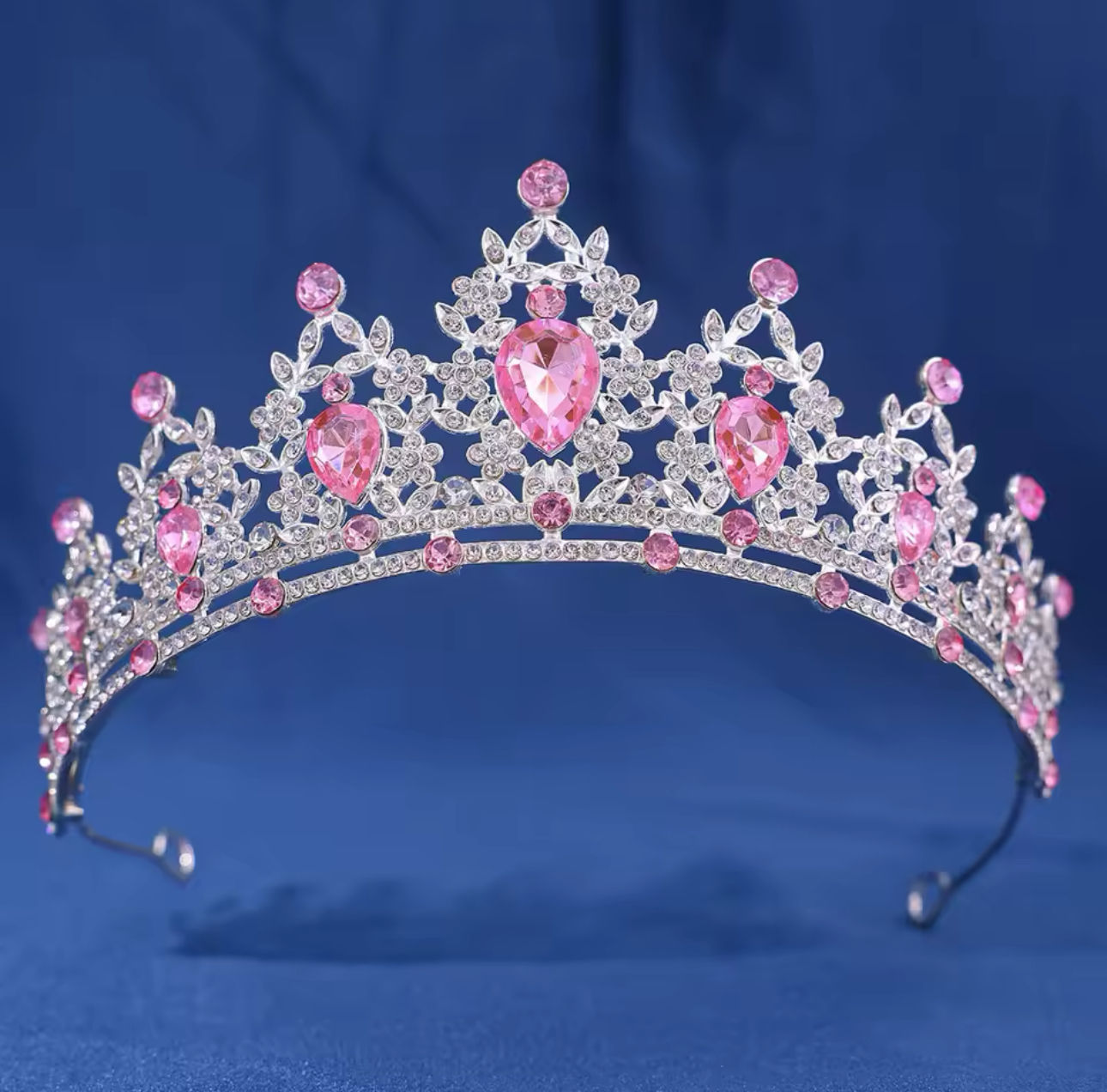 Corona plateada con piedras rosadas