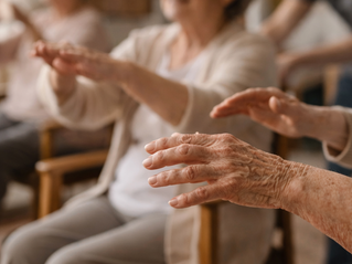 La danse-thérapie assise en EHPAD : une approche sensible et structurée au service des personnes atteintes de troubles cognitifs sévères