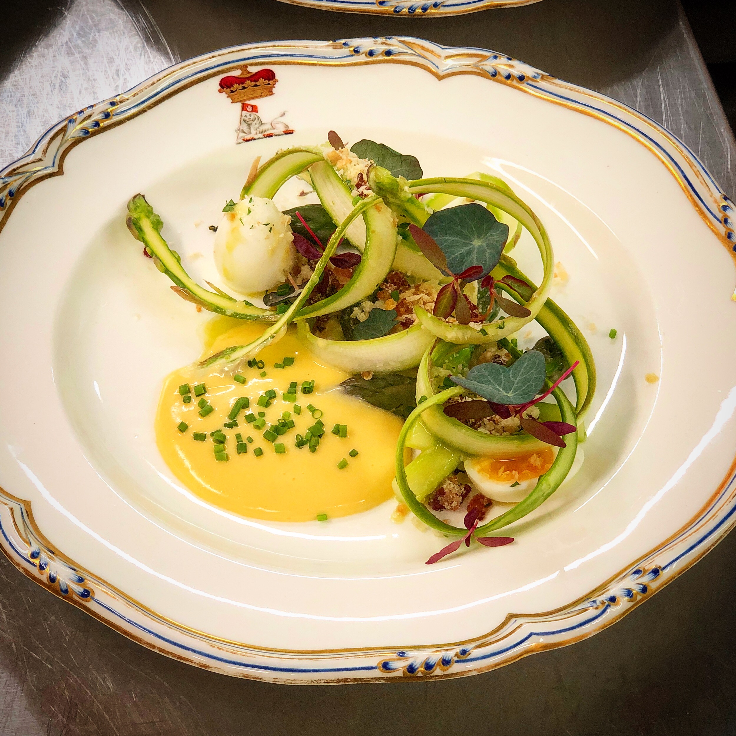Asparagus, quail eggs, horseradish holla