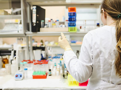 investigador en laboratorio de química