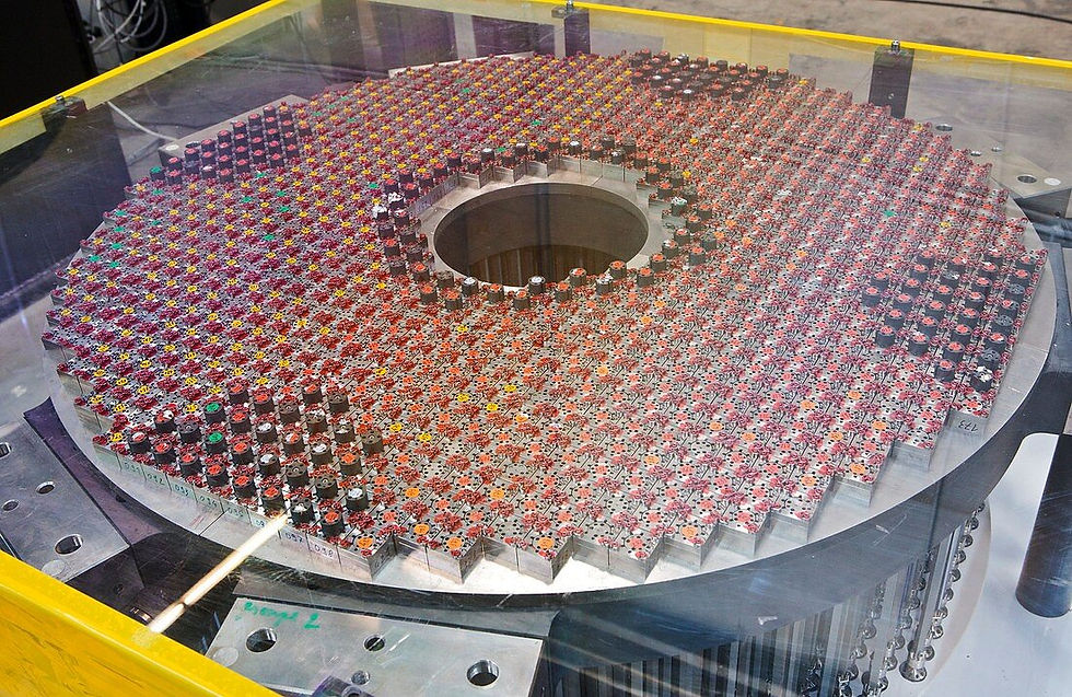 Le support dynamique du miroir. Chaque carré supporte et oriente séparément chacun des 798 miroirs pour corriger la turbulence atmosphérique en temps réel.