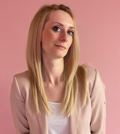Alexandra Ullrich im Anzug