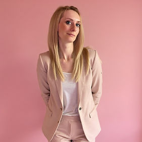 freepik__frau-im-business-look-vor-einem-altrosa-hintergrun__39814.jpeg