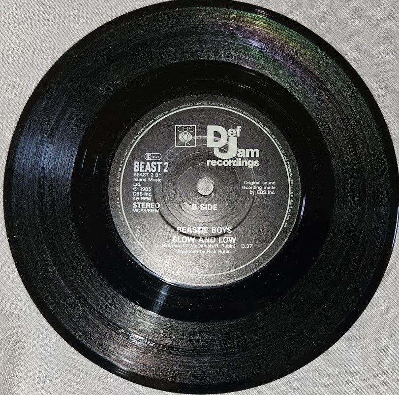 Miniature : Beastie Boys - She's On It (7", Single, RE) (Def Jam Recordings, CBS)
