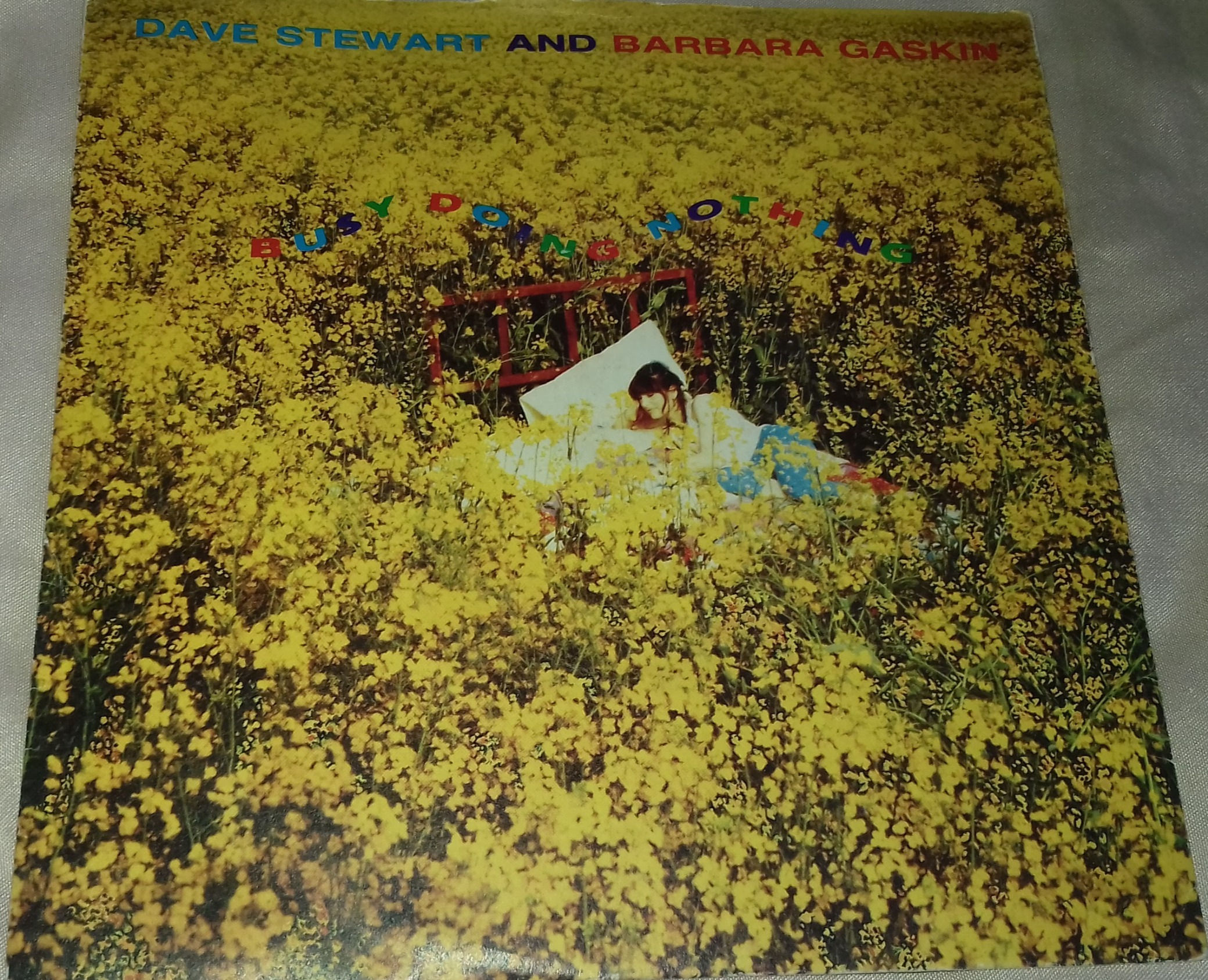 Dave Stewart And Barbara Gaskin* - Busy Doing Nothing (7", Single) (Broken Recor