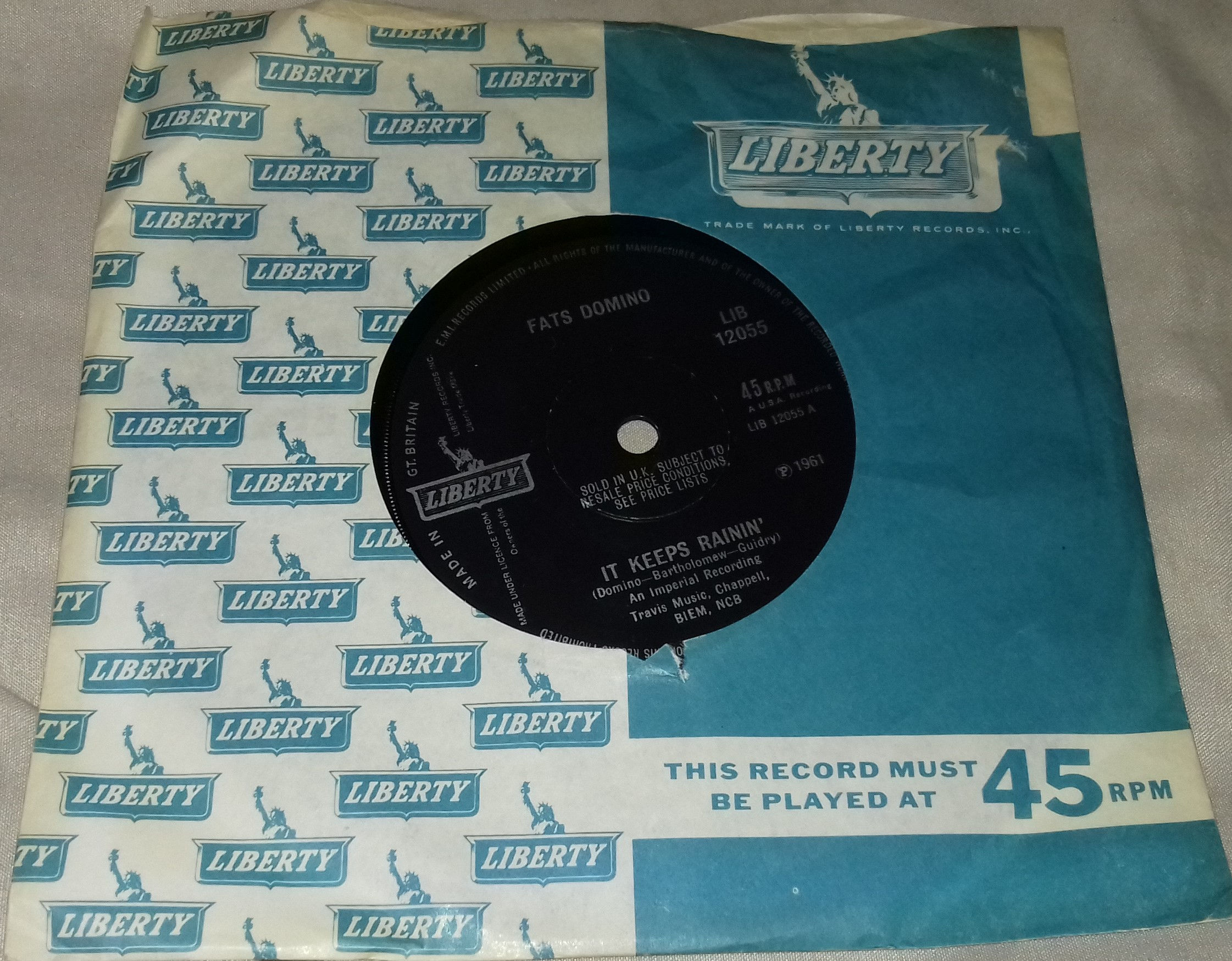 Fats Domino - It Keeps Rainin' (7", Single, RE, Sol) (Liberty)