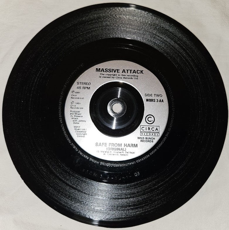 ภาพขนาดย่อ: Massive Attack - Safe From Harm (7", Single) (Wild Bunch Records, Wild Bunch Rec