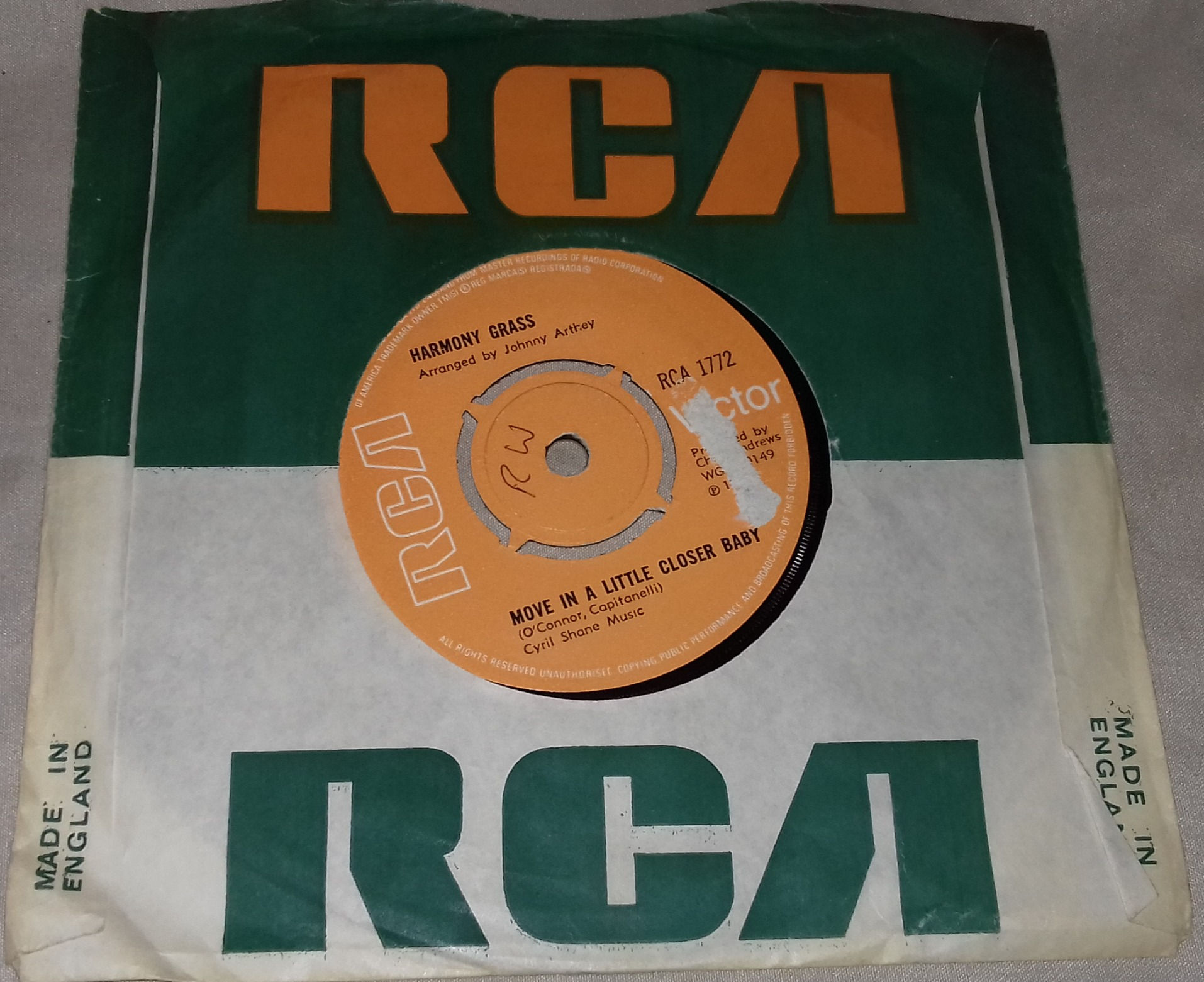 Harmony Grass - Move In A Little Closer Baby (7", Single, RE, Ora) (RCA Victor)
