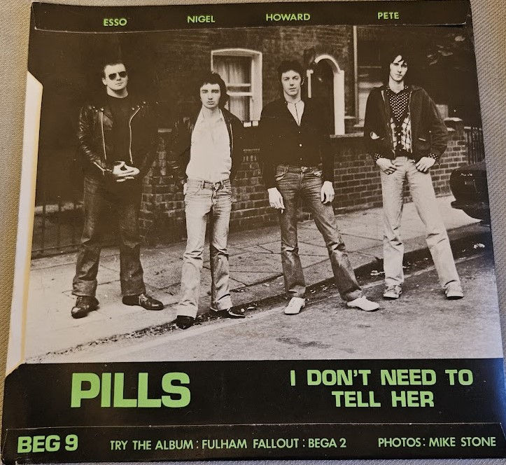 ภาพขนาดย่อ: The Lurkers - I Don't Need To Tell Her / Pills (7", Ess) (Beggars Banquet)