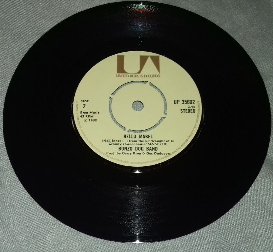 ภาพขนาดย่อ: Bonzo Dog Band* - The Intro And The Outro (7", Single) (United Artists Records)