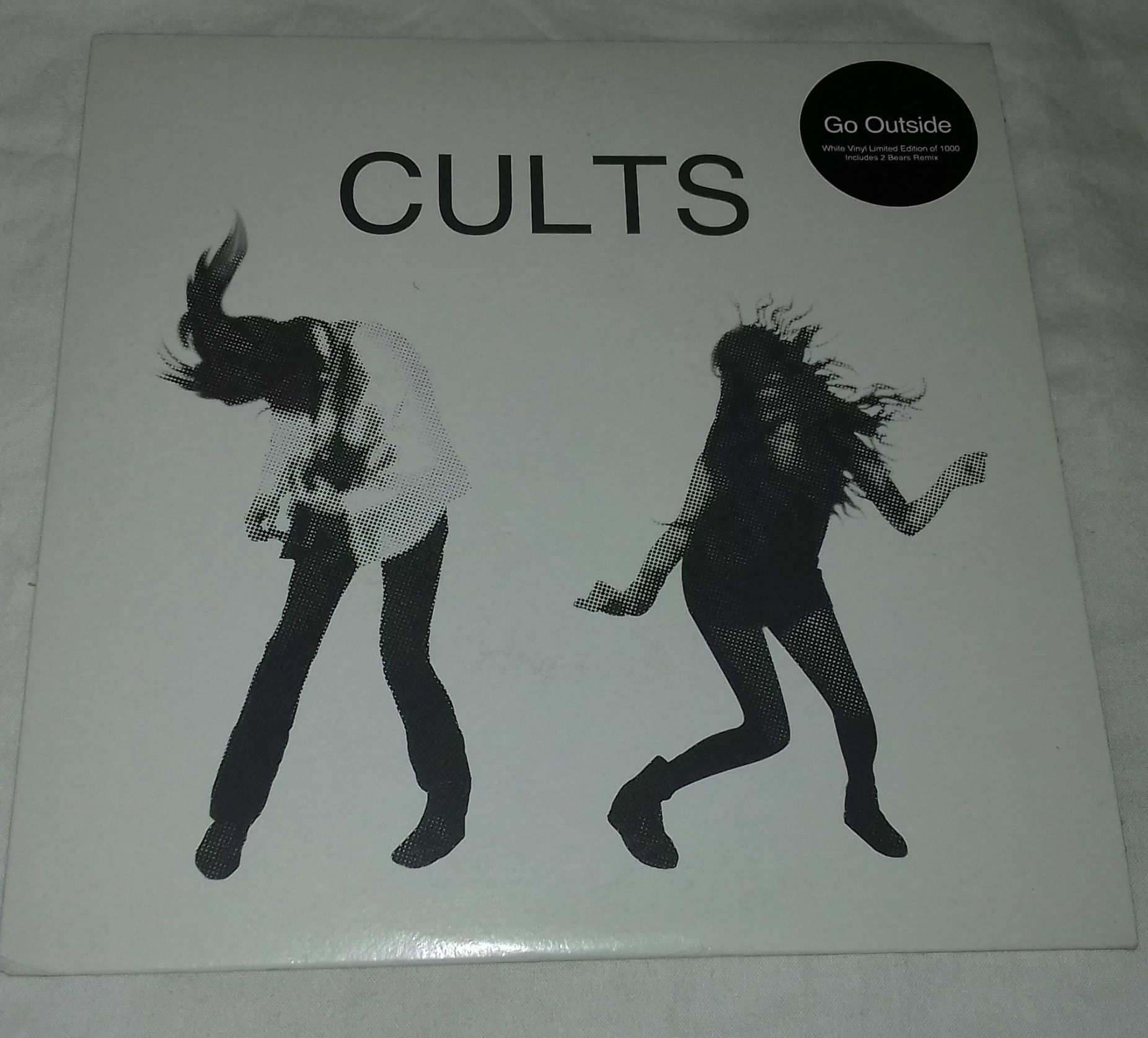 Cults - Go Outside (7", Ltd, RE, Whi) (Columbia)