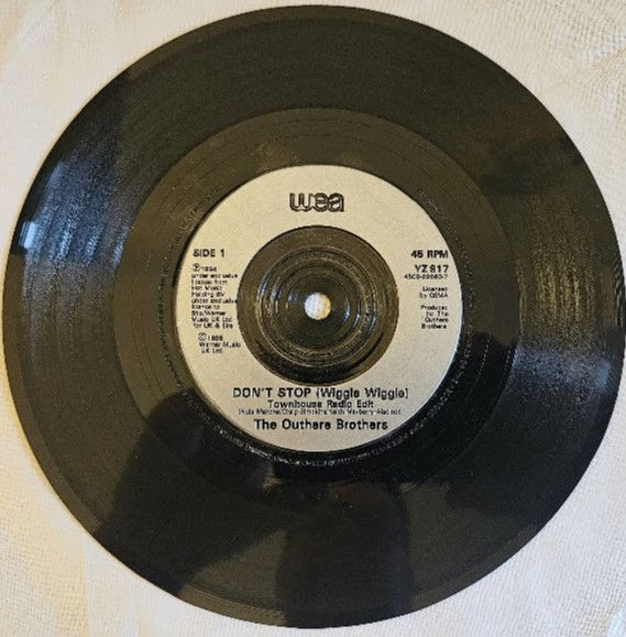 תמונה ממוזערת: The Outhere Brothers - Don't Stop (Wiggle Wiggle) (7") (WEA, WEA, WEA)