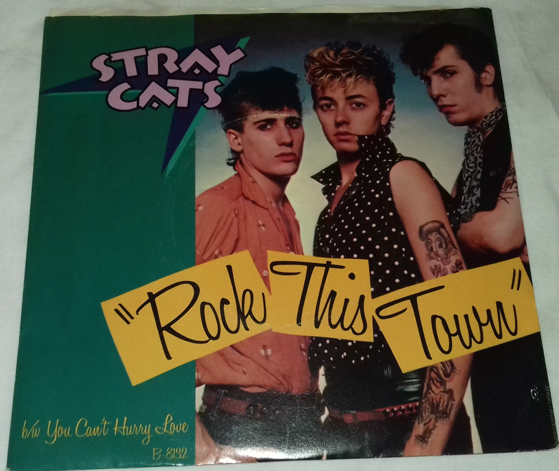 Stray Cats - Rock This Town (7", Single) (EMI America)