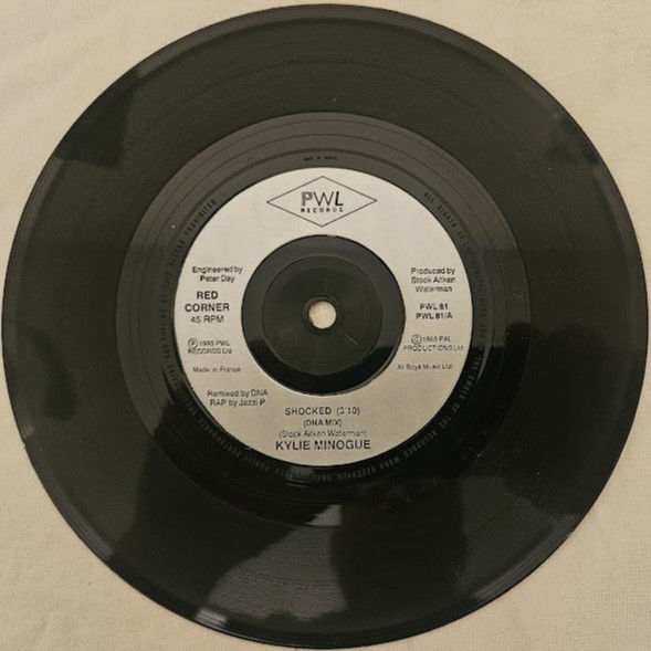 ภาพขนาดย่อ: Kylie* - Shocked (7", Single) (PWL Records)