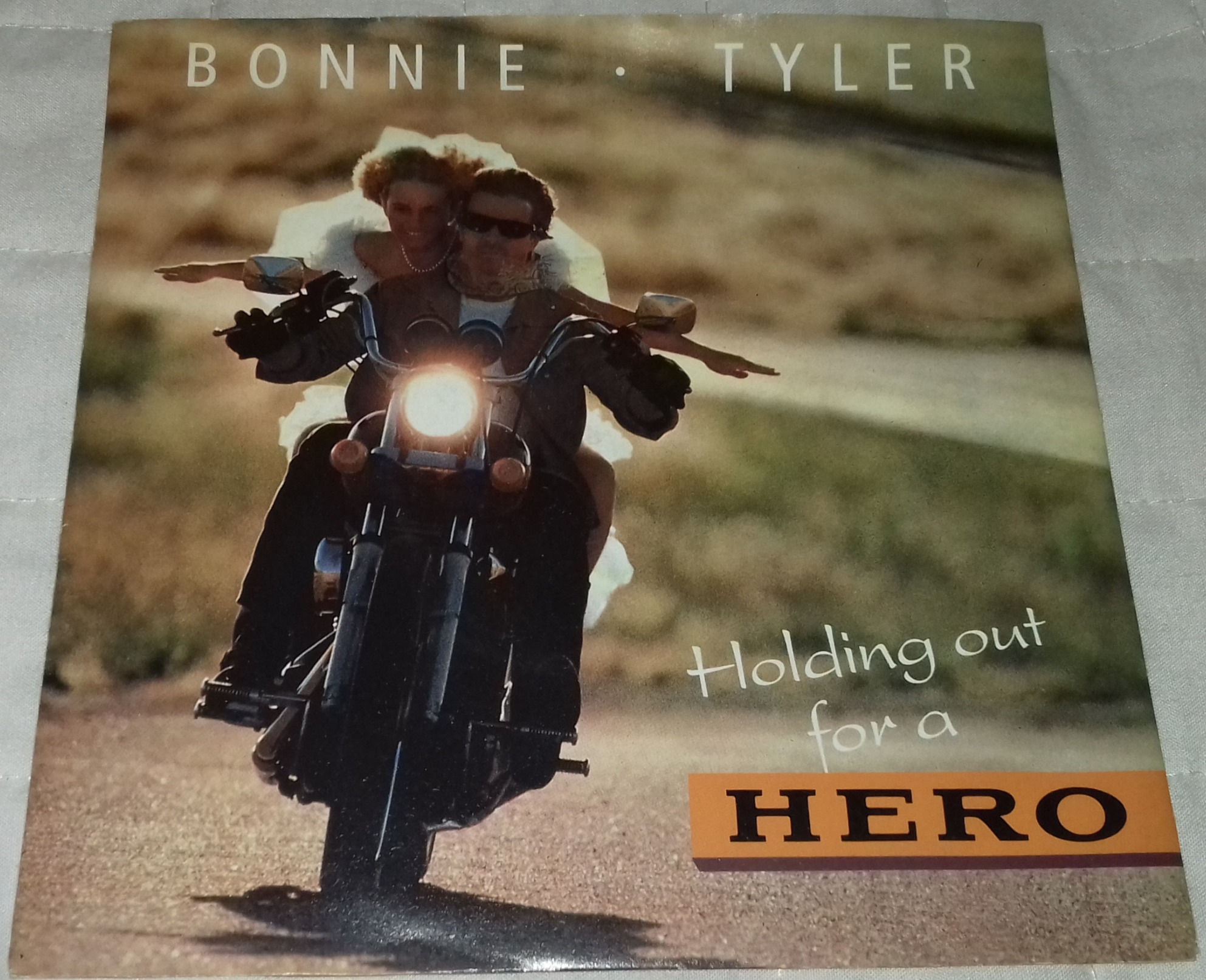 Bonnie Tyler - Holding Out For A Hero (7") (The Total Record Company Ltd.)