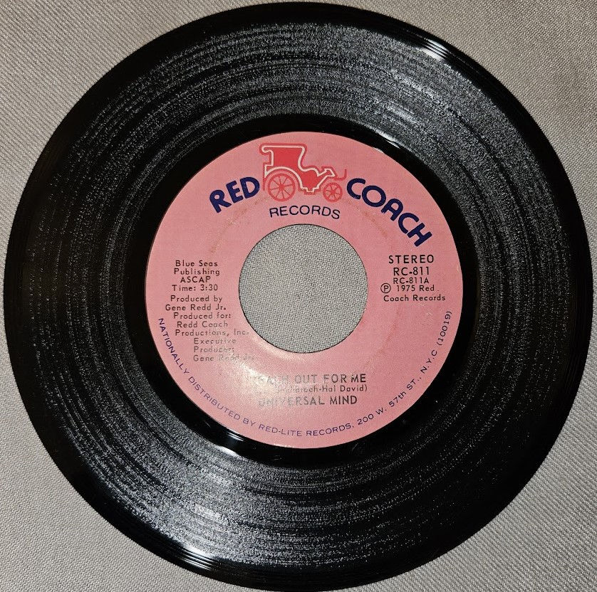 Universal Mind - Reach Out For Me (7", Single) (Red Coach Records)