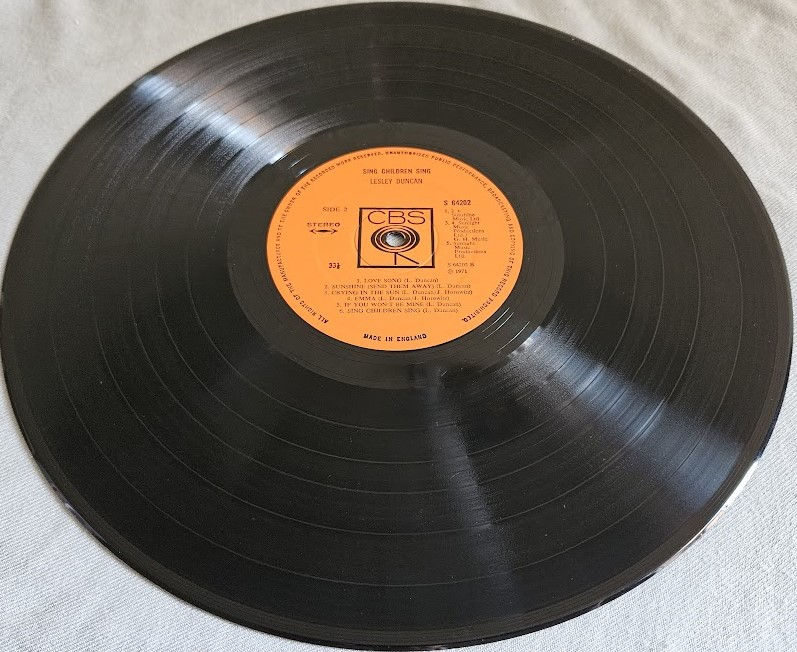תמונה ממוזערת: Lesley Duncan - Sing Children Sing (LP, Album, Gat) (CBS)