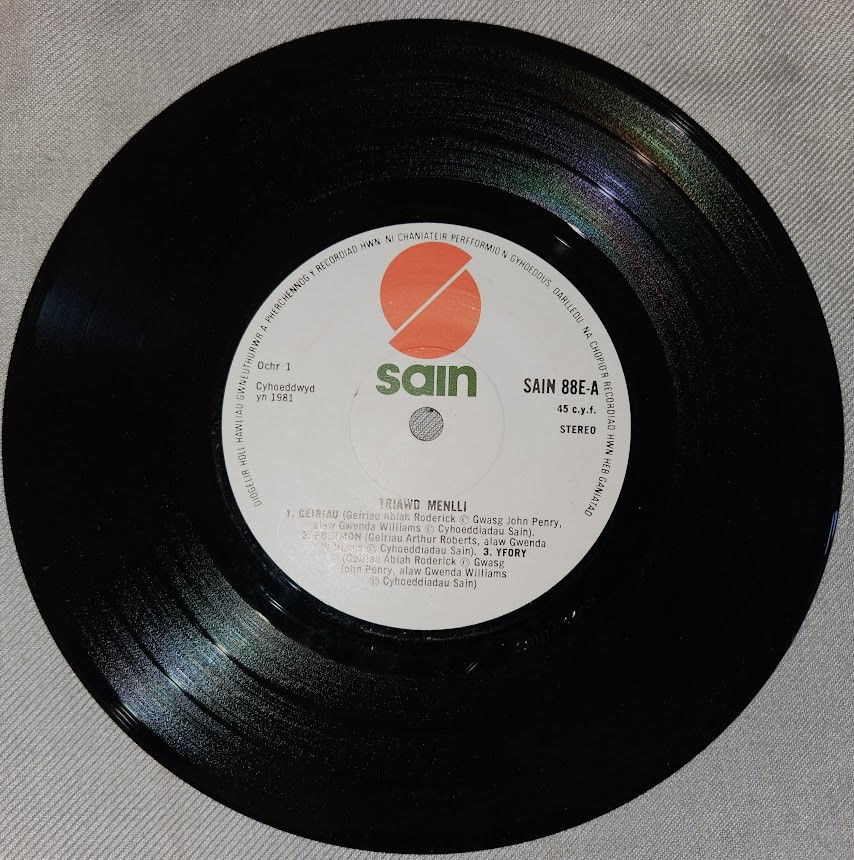 Triawd Menlli - Geiriau (7", EP) (Sain)