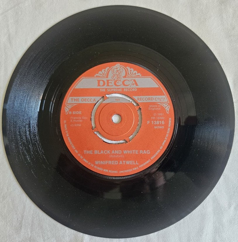 תמונה ממוזערת: Winifred Atwell - The Poor People Of Paris (7", Single, Mono, RE) (Decca)