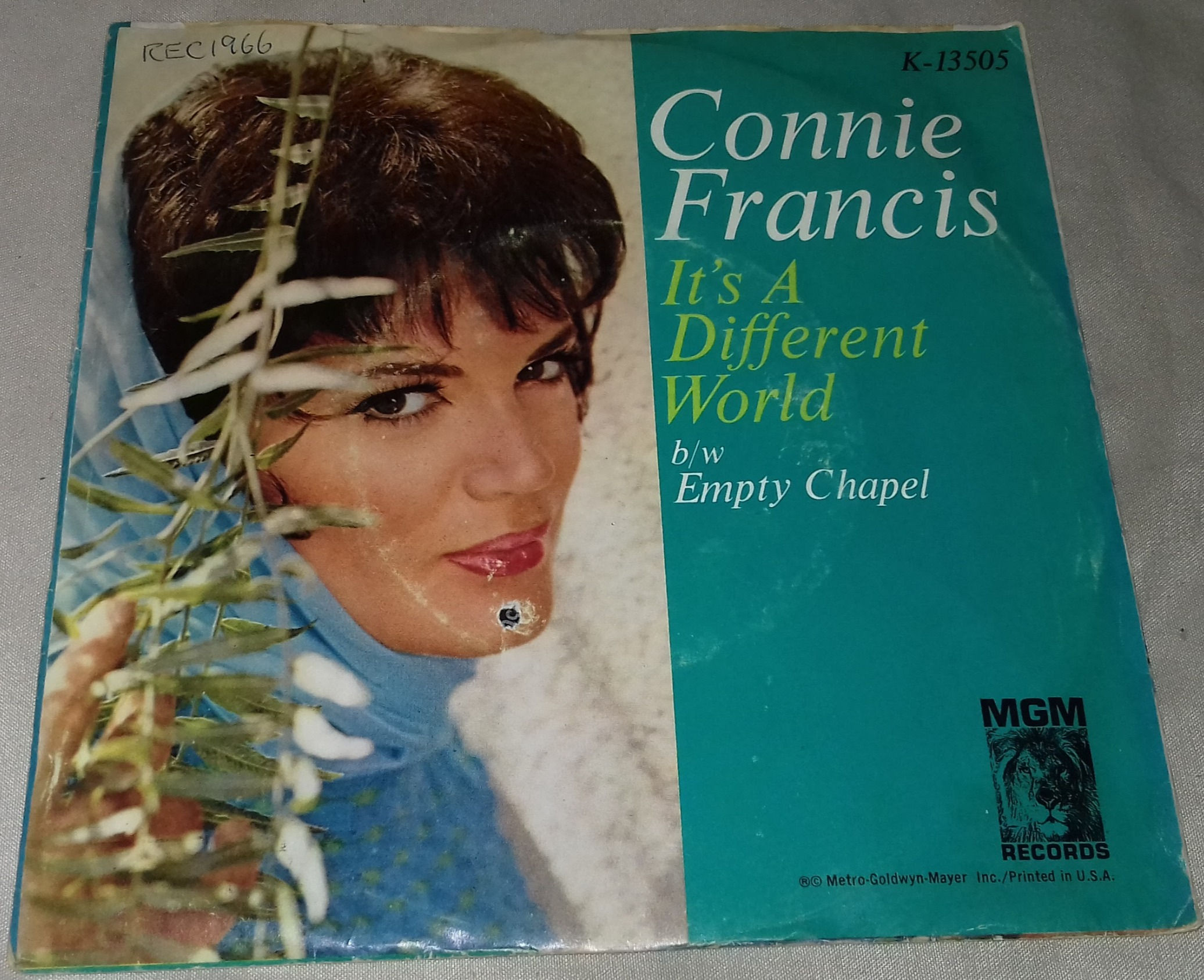 Connie Francis - It's A Different World (7", Single) (MGM Records)