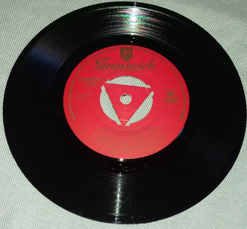 Miniaturbild: The Padre Choristers with Bing Crosby - Peace And Blessing (7", EP) (Brunswick)