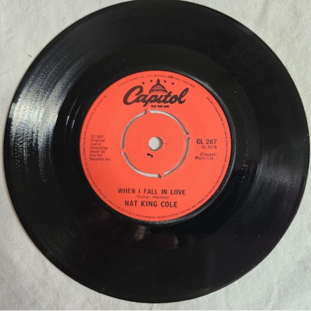 תמונה ממוזערת: Nat King Cole - Stardust / When I Fall In Love (7", Single) (Capitol Records)