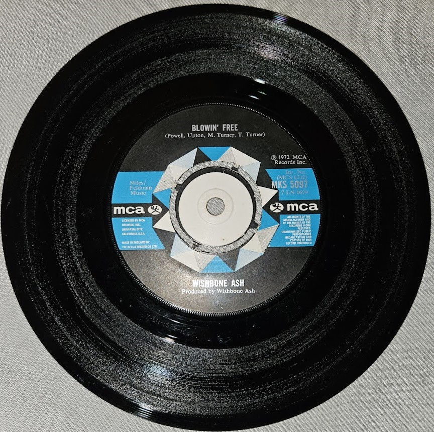 ภาพขนาดย่อ: Wishbone Ash - No Easy Road / Blowin' Free (7", Single) (MCA Records)