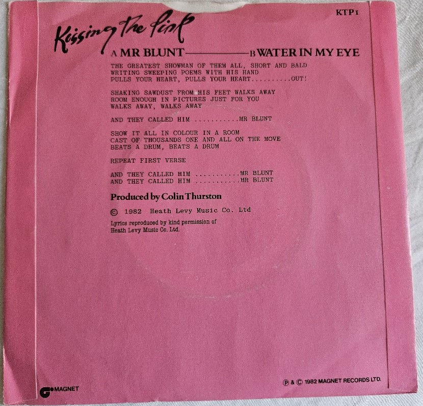 Pikkukuva: Kissing The Pink - Mr Blunt (7", Single, Pin) (Magnet (2))