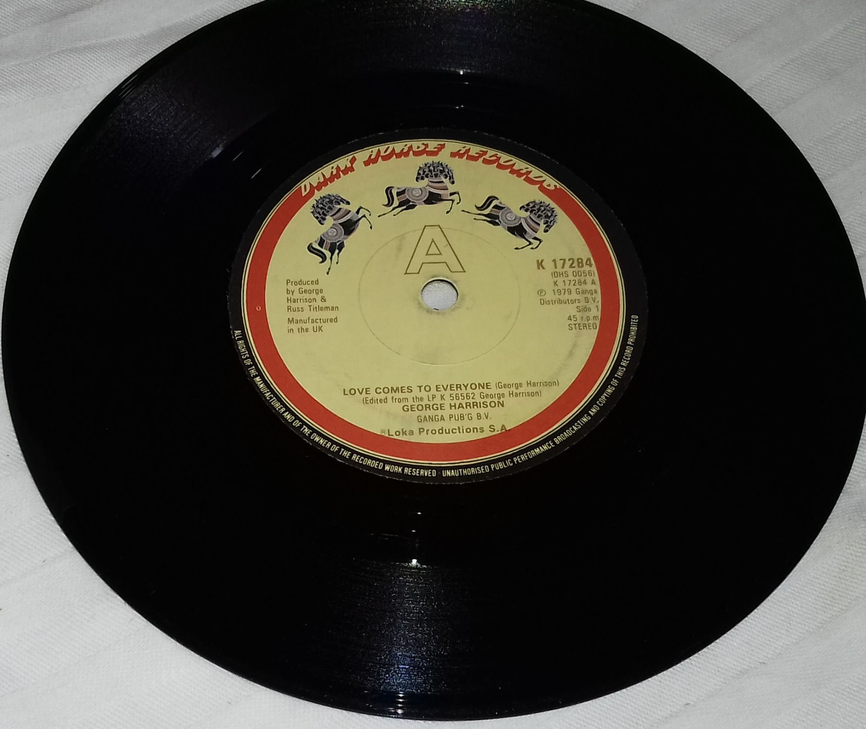 George Harrison - Love Comes To Everyone (7", Single) (Dark Horse Records)