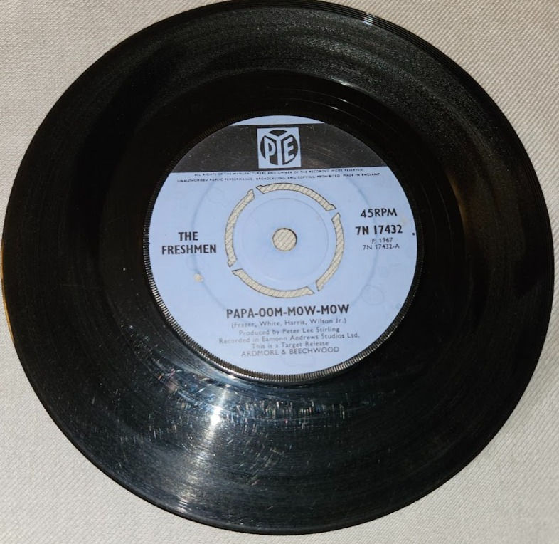 The Freshmen* - Papa-Oom-Mow-Mow (7", Single, Pus) (Pye Records)