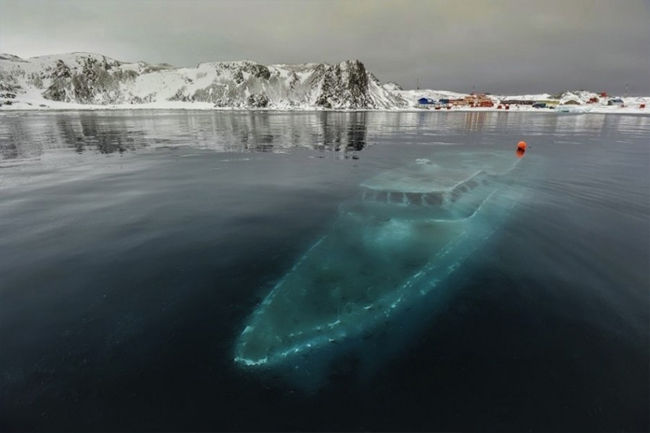 Sunken_Yate_Antartica.jpg