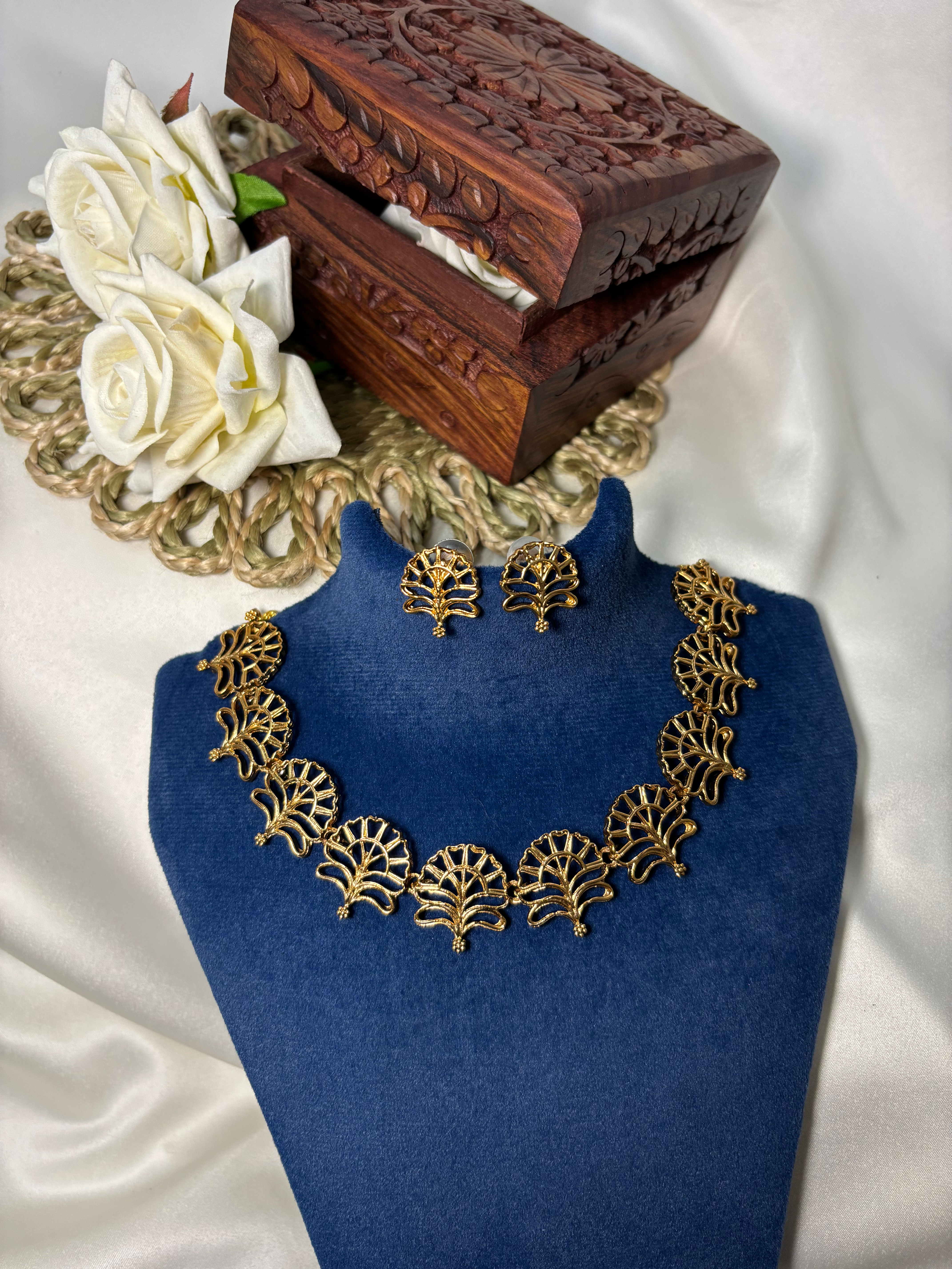 LP0N48 leaf print gold plated Neckpiece