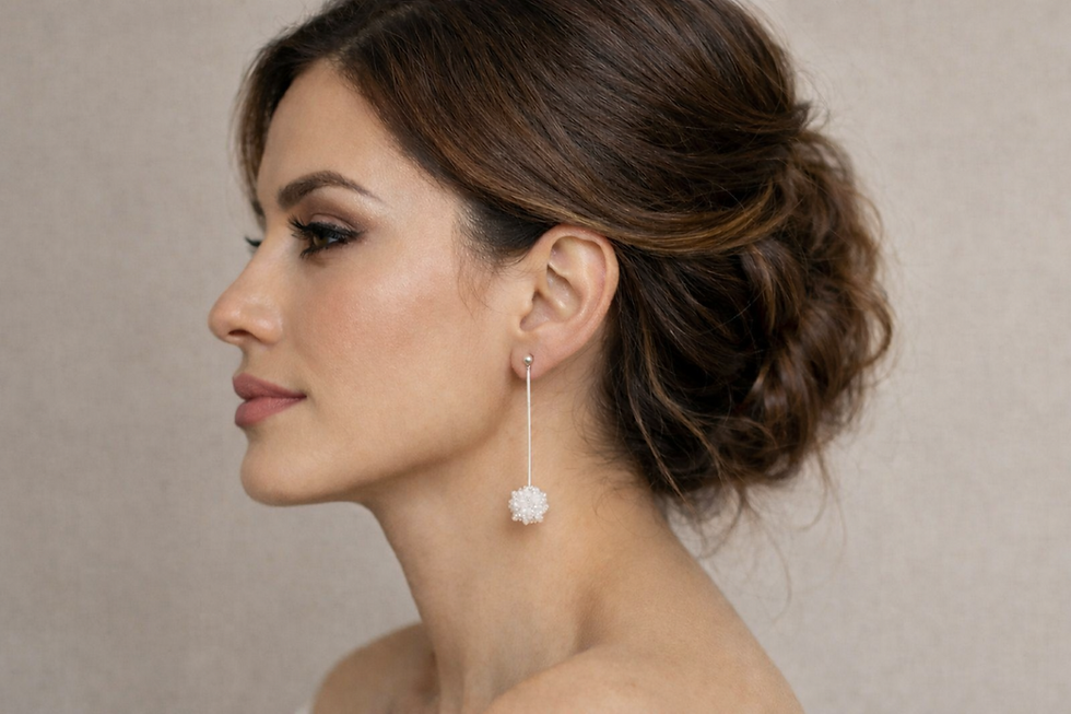 Les boucles d’oreilles Éclat Boréal suspendues, pierre blanche, argent