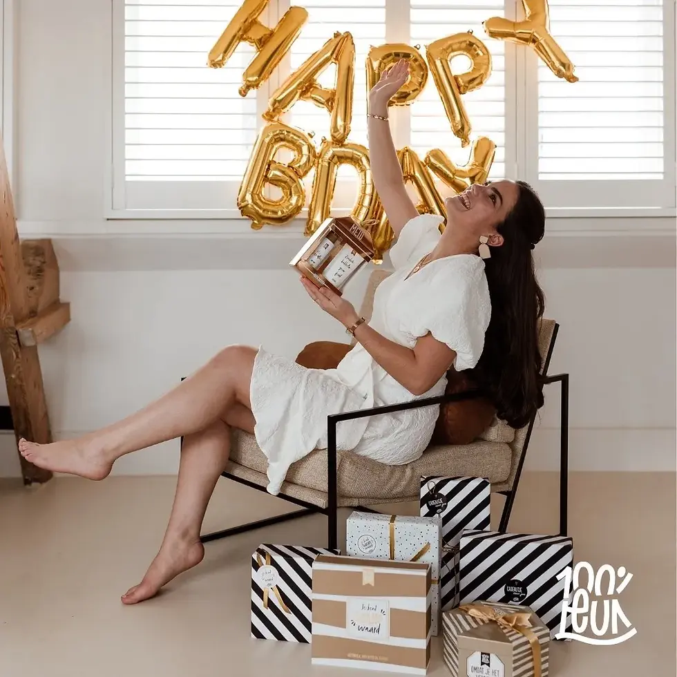 Thumbnail: Jonge vrouw lacht en houdt cadeau set van harte meid vast  - 100% LEUK