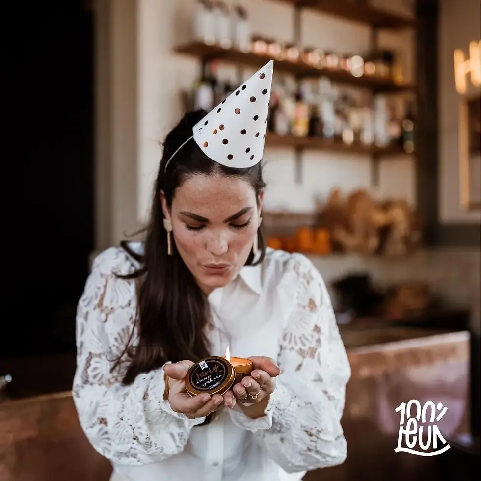 Thumbnail: Feestvierende vrouw houdt geurkaars jarig vast