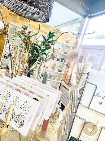 Foto van tafel vol producten in winkel Paper & Giftshop