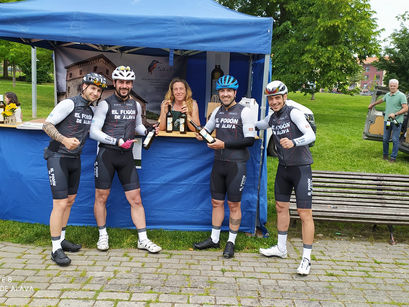 El equipo ciclista llega a Amurrio con los maillots de El Fogón de Álava (Galería de imágenes)