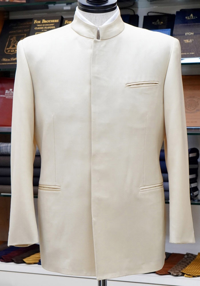 白のマオカラースーツ