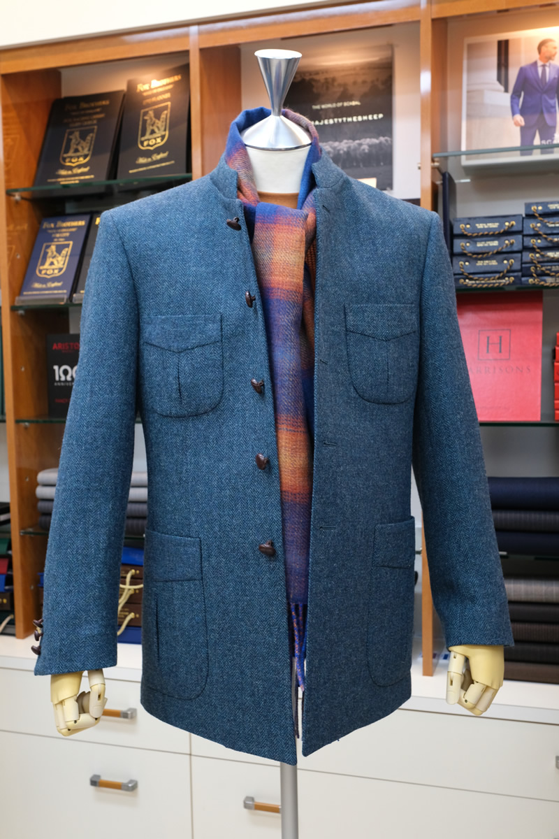 藍色のマオカラースーツ