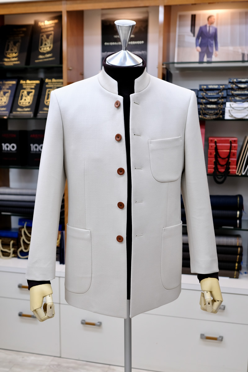 グレーのマオカラースーツ