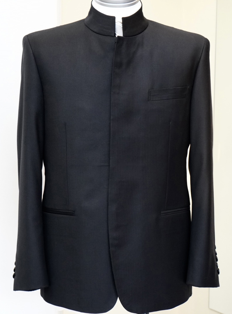 黒のマオカラースーツ