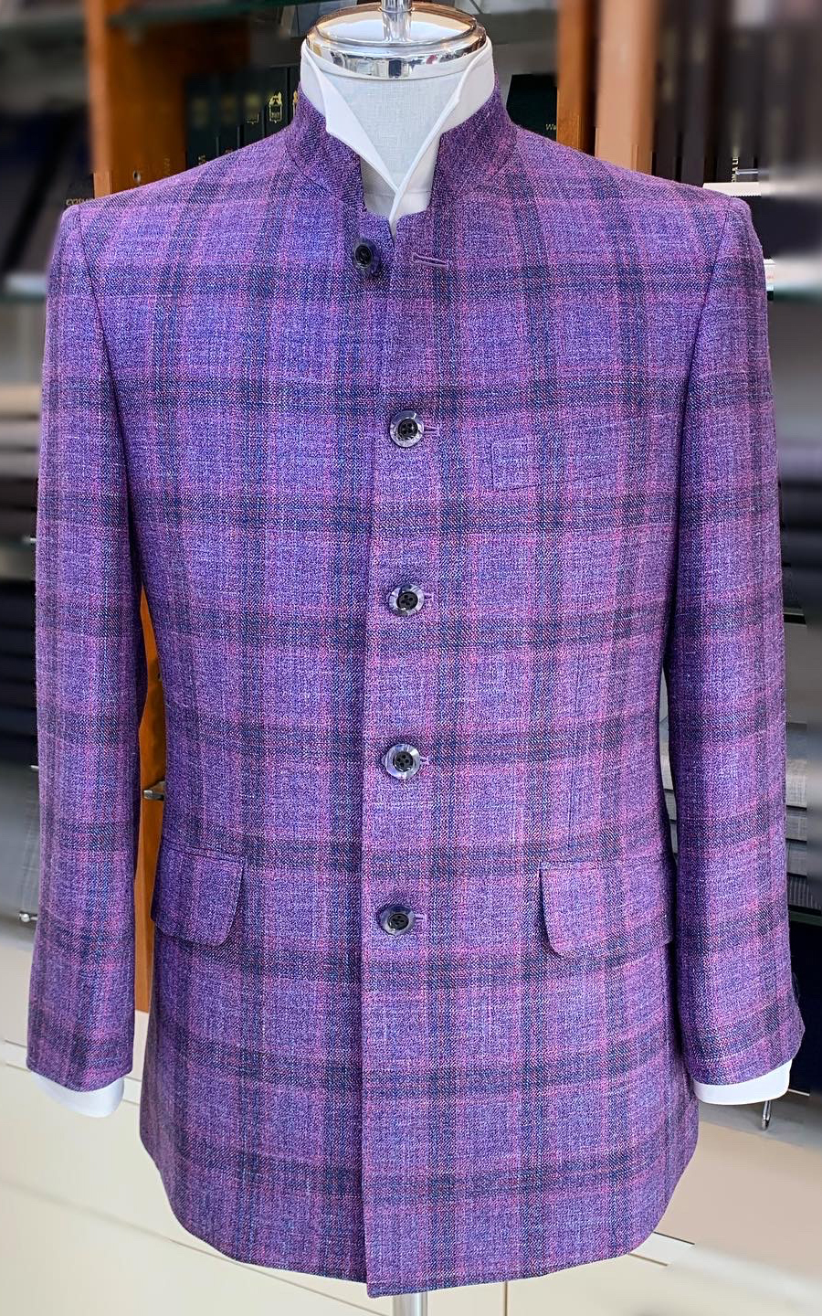 紫のマオカラースーツ