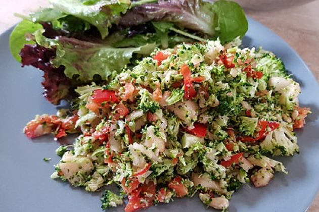 Fruchtiger Brokkoli-Paprika-Apfel-Salat